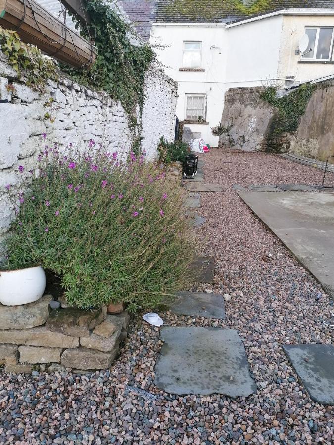 Ferguson'S Traditional Townhouse Dunkineely Esterno foto
